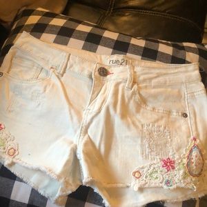 NWOT Rue 21 cream color shorts with colorful embroidery appliqué design Size 7/8